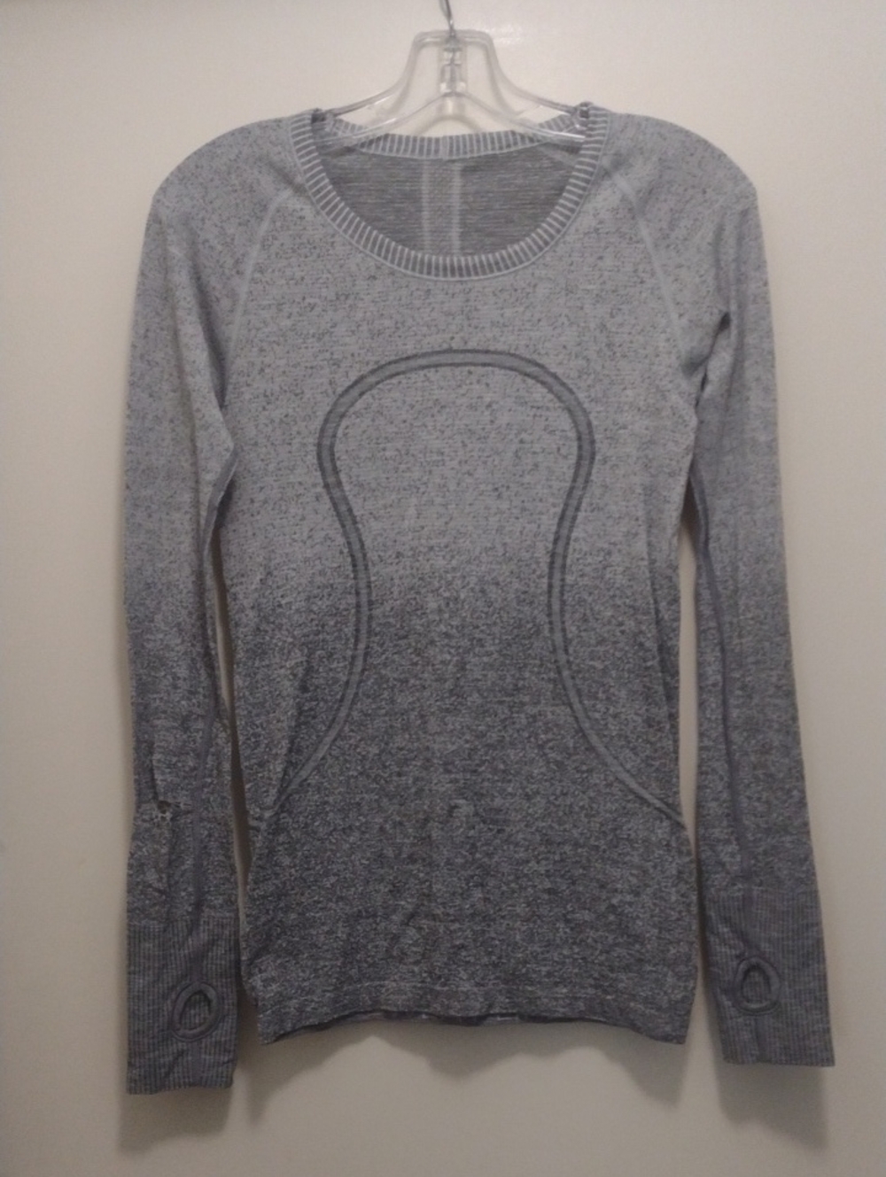 Lululemon Women’s Gray Long Sleeve Shirt With Thumbhole Sleeves (J1389)